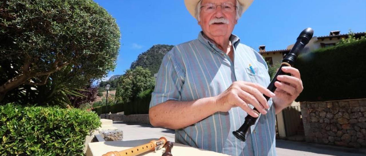 Tomeu Estaràs, frente a su residencia valldemossina, con tres de sus flautas.