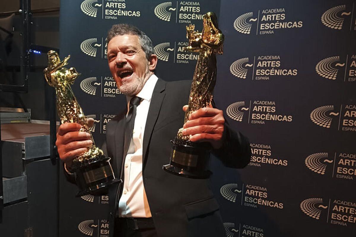 El actor y director Antonio Banderas posa con dos de los premios conseguidos con el musical 'Gypsy', durante la gala de los premios Talía celebrada este lunes en Madrid. EFE/Inma Tapia