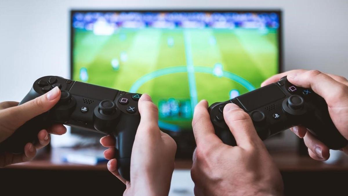 Unos jugadores juegan con la PlayStation 4