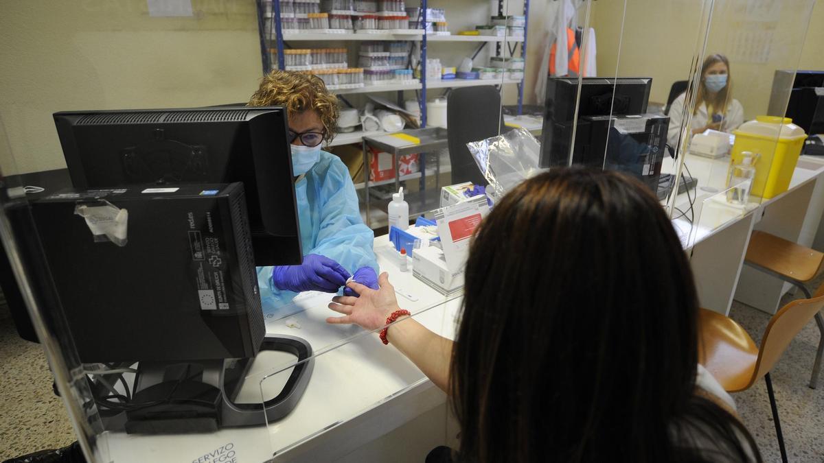 Una sanitaria realiza un test serológico de Covid-19.