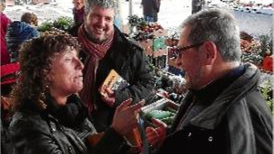 Teresa Jordà i Jordi Martí, ahir, al mercat de Figueres.