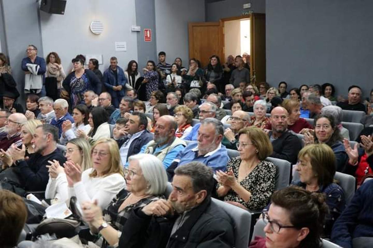 El salón de pleno se llenó para la presentación del candidato independiente