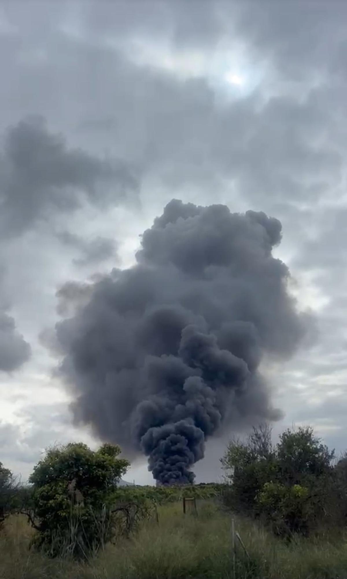 Una gran columna de humo de un incendio en Orihuela alerta a los vecinos Una gran columna de humo de un incendio en Orihuela alerta a los vecinos