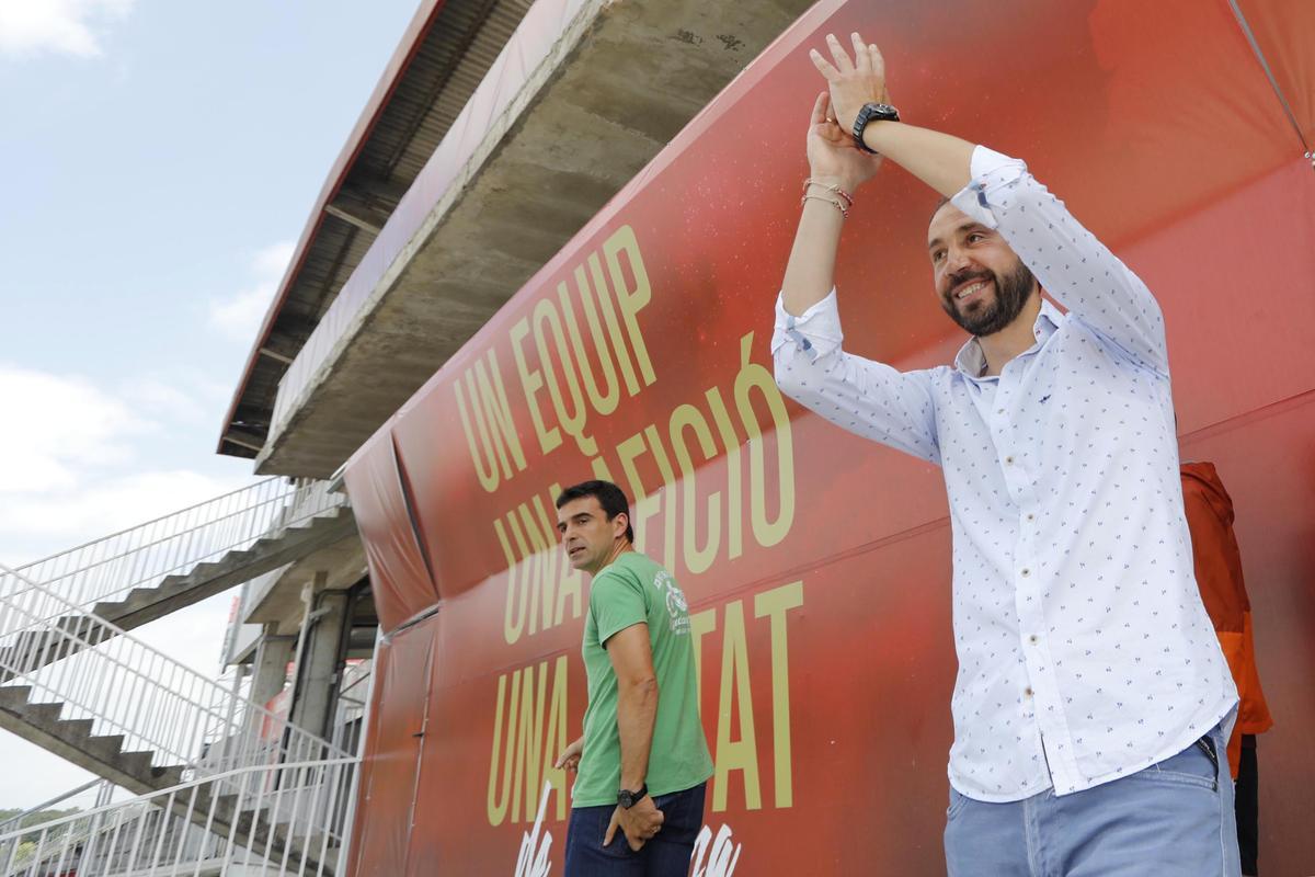 Machín saluda l'afició a l'exterior de Montilivi el dia que s'acomiadava del Girona