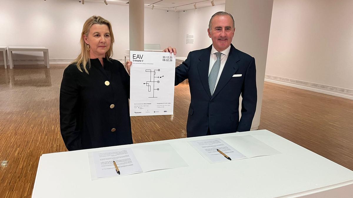 Arancha Osoro y Javier Junceda, en la sala del SabadellHerrero.