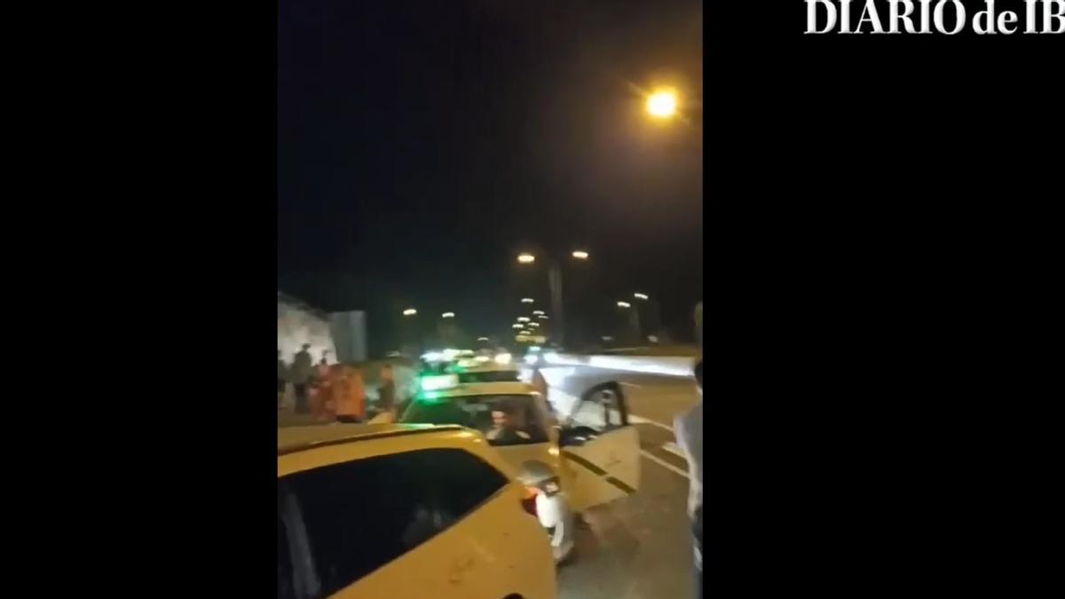Vídeo: protesta de taxistas en la puerta de la discoteca Amnesia