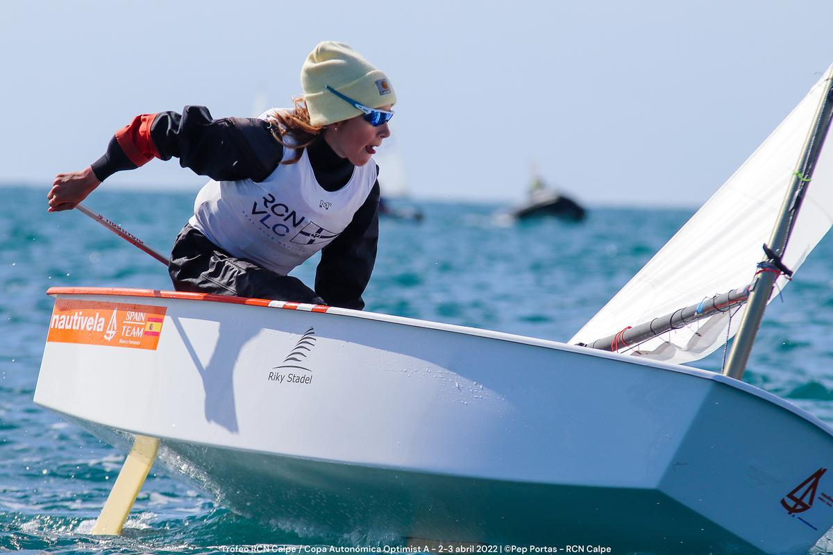 Blanca Ferrando, suma y sigue su escalada de éxitos en la clase Optimist.