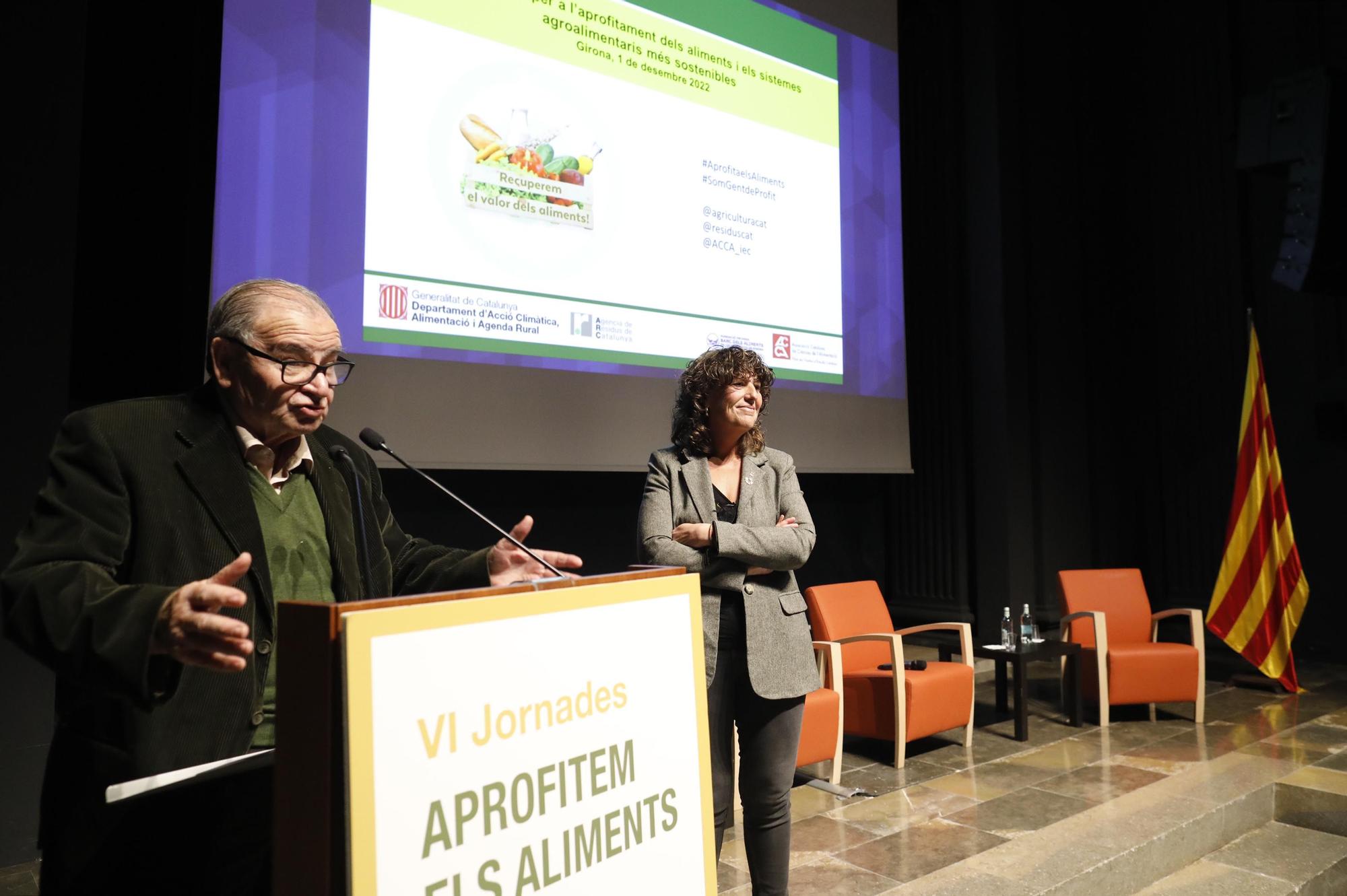L’expresident del Banc dels Aliments de Girona, Frederic Gómez Pardo, rep un reconeixement de la mà de la consellera Teresa Jordà