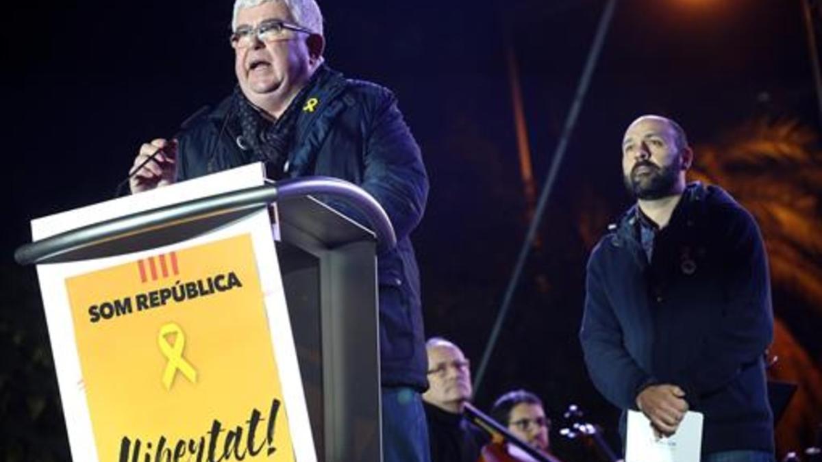 Agustí Alcoberro y Marcel Mauri, vicepresidentes de la ANC y Òmnium, el 11 de noviembre en la manifestación para pedir la libertad de los presos.