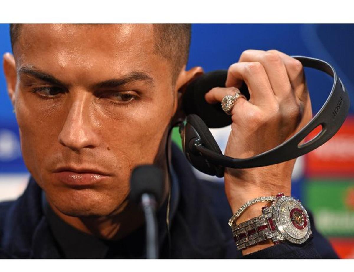 Cristiano Ronaldo con anillo de diamantes