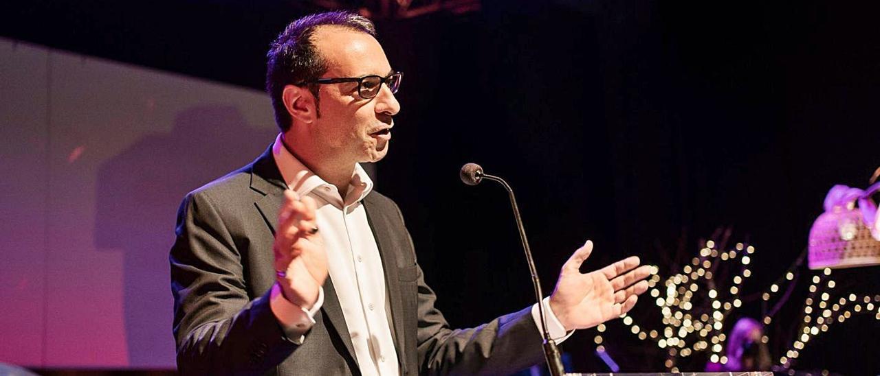 Julio César Pérez Herrero, ayer, dirigiéndose al auditorio de la Casa de Cultura. | Cristina Cañibano