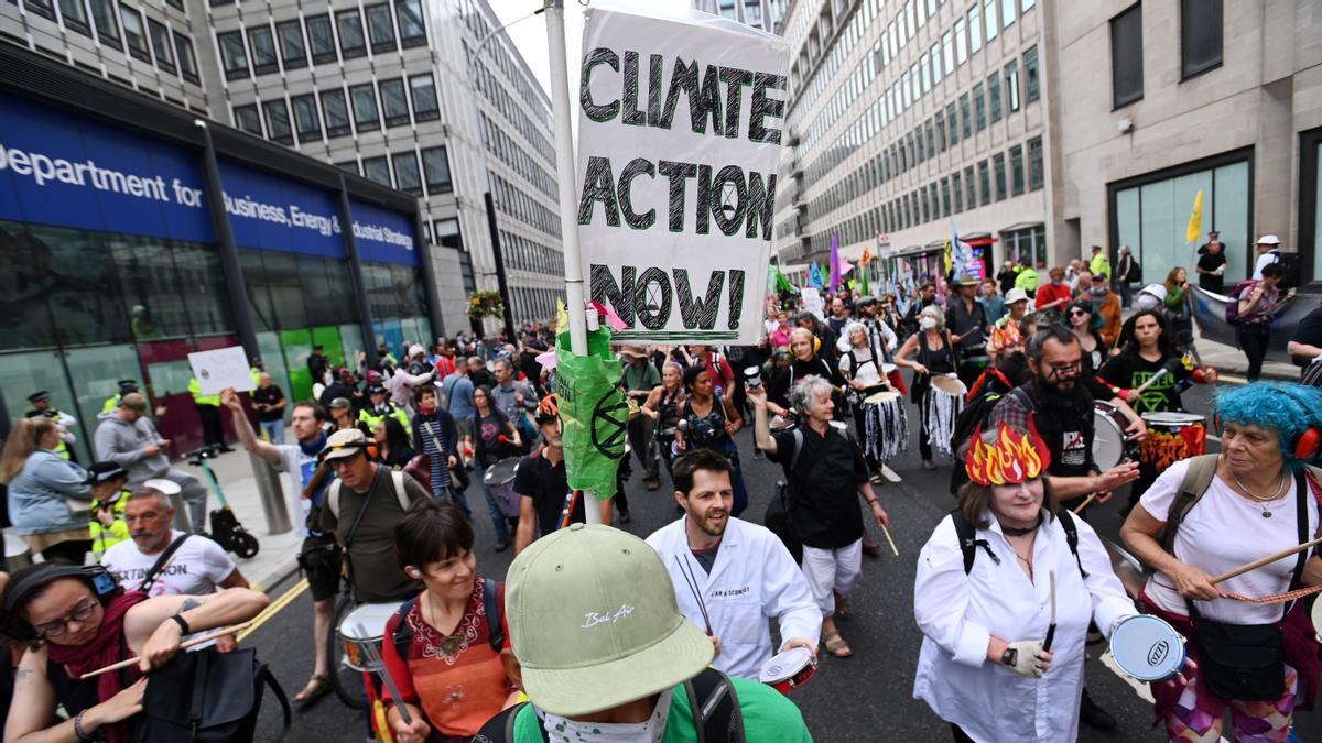 Manifestantes de Extinction Rebellion invaden el centro de Londres para reclamar acciones contra la crisis climática, el pasado 26 de agosto de 2021.