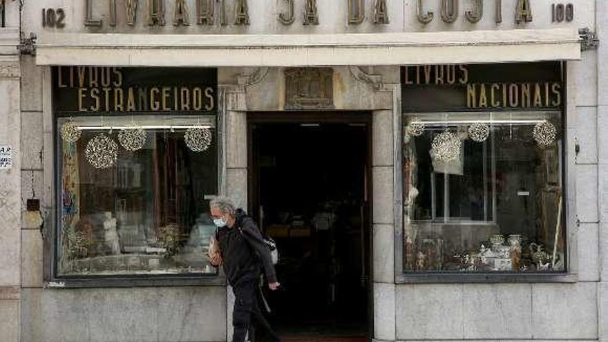 Un cliente sale de una librería del centro de Lisboa. // E. Press