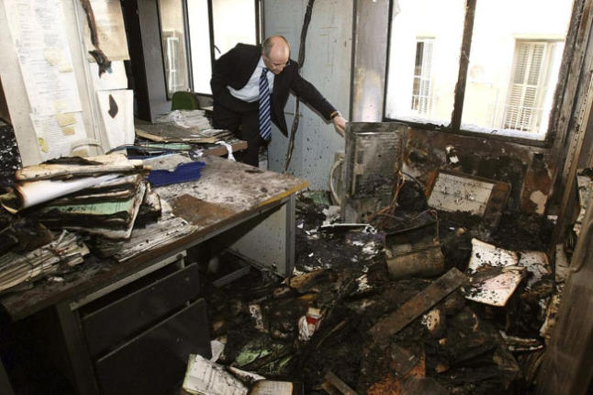 El presidente de la Audiencia Provincial de Alicante,Vicente Magro, ,junto al calefactor que, al parecer, ocasionado un incendio la pasada madrugada en la secretaría de la Sección 2, que ha calcinado una de las salas del edificio con entre 300 y 500 expedientes de ejecución y material del archivo de la fiscalía correspondiente al año 2007.