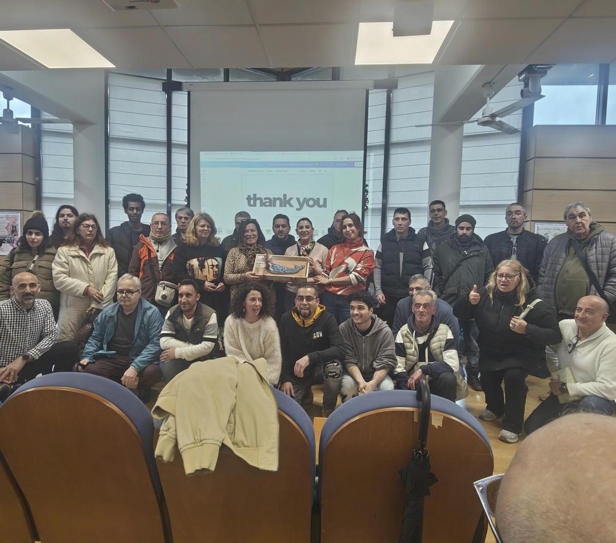 Usuarios de DOA y del Concello, con la ballena realizada por integrantes del Juan XXIII. | SANTOS ÁLVAREZ