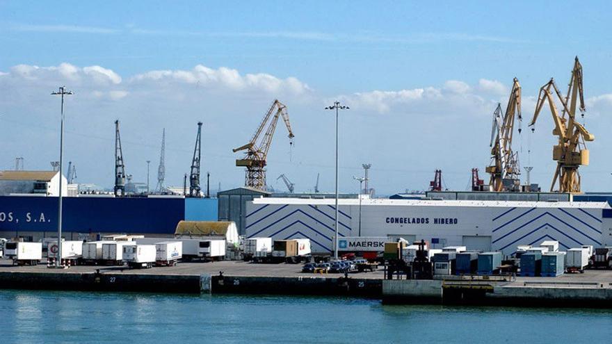 Mueren dos trabajadores dentro de la cisterna de un camión en el puerto de Algeciras