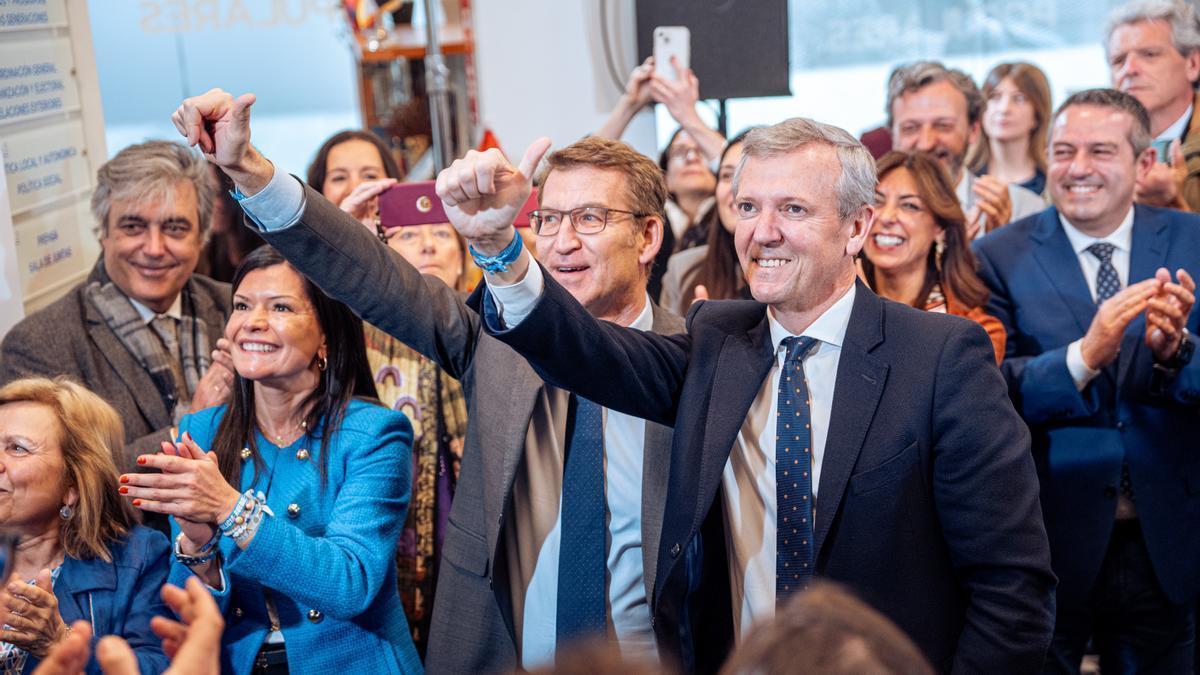 El presidente del PP, Alberto Núñez Feijóo (2i), y el presidente de la Xunta, Alfonso Rueda (1d), aplauden a su llegada a una reunión del Comité Ejecutivo Nacional.