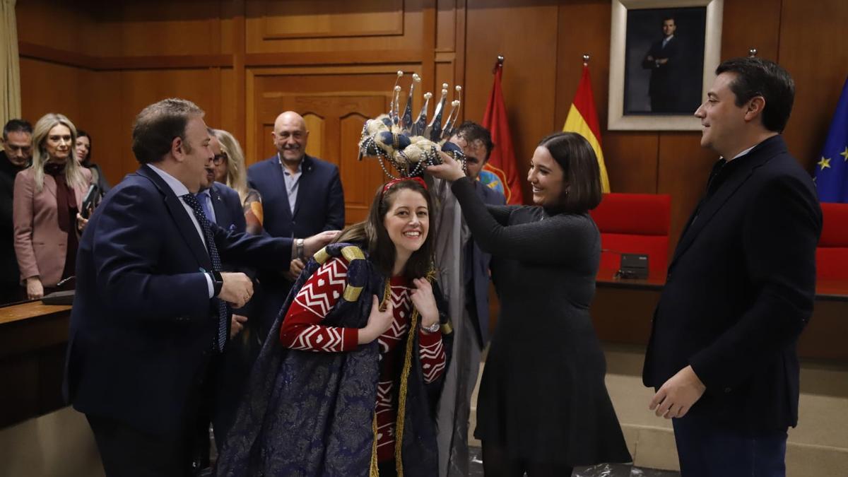 María Dolores Manjón recibe la corona de rey Melchor en el Ayuntamiento de Córdoba.