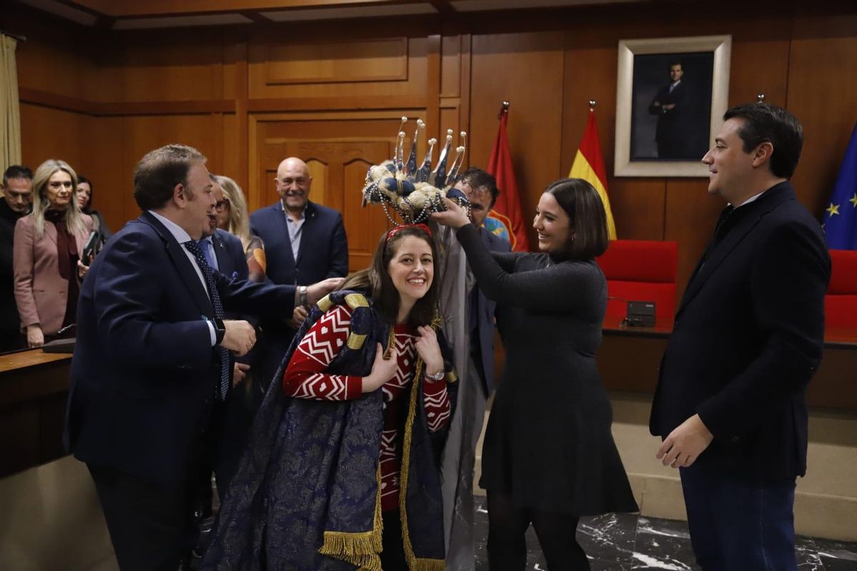 María Dolores Manjón recibe la corona de rey Melchor en el Ayuntamiento de Córdoba.