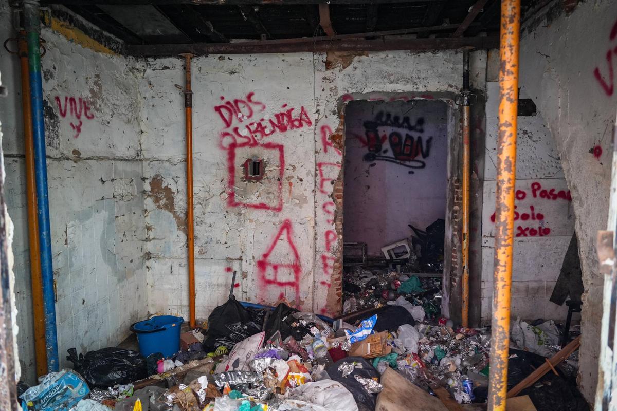 Gran cantidad de basura acumulada en el interior de la casa.