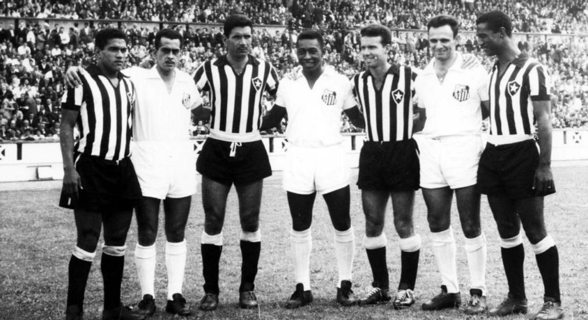 Pepe (segundo por la derecha) y Pelé (en el centro) en el estadio de Riazor (1959).  | // AFM