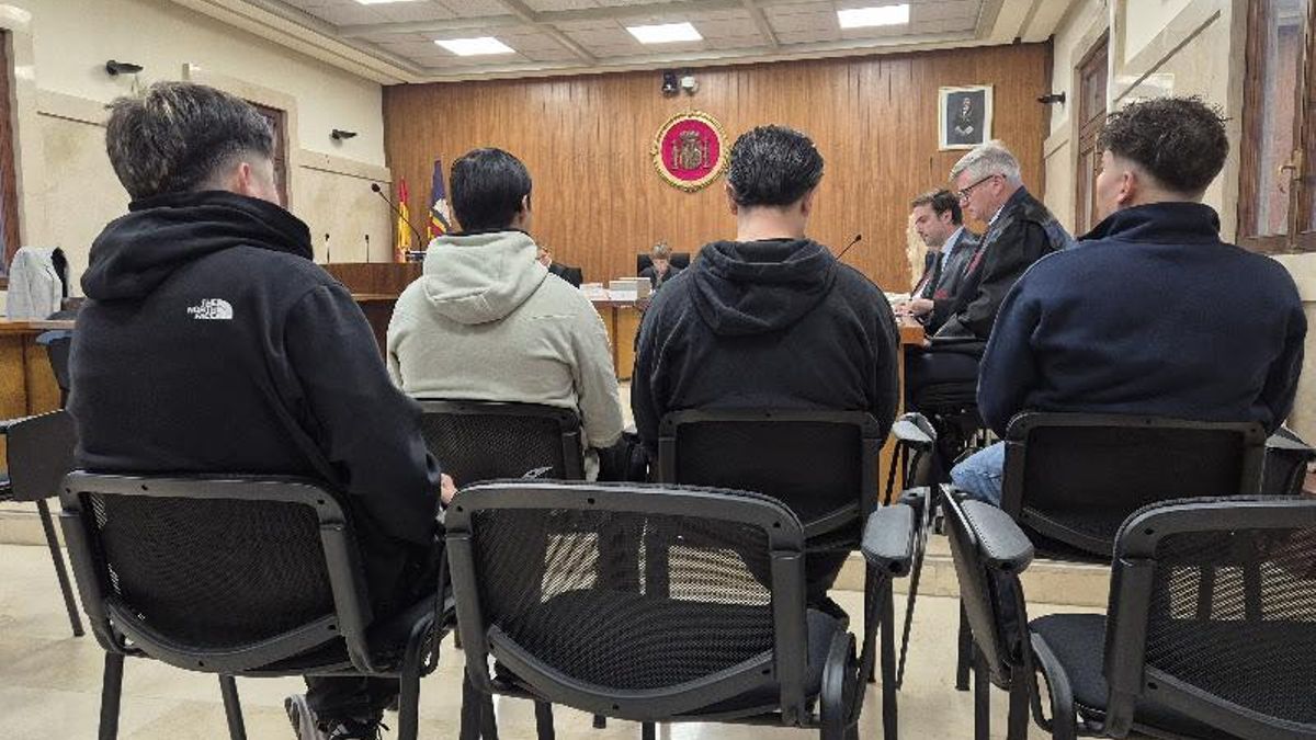 Los cuatro presuntos miembros de la banda de ladrones chilena, en el juicio en la Audiencia de Palma