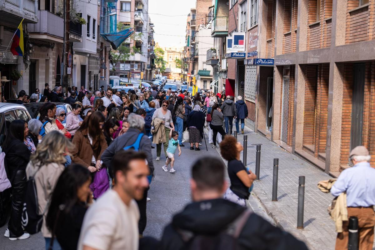 Aglomeración de padres y familiares en la entrada de la escuela Pàlcam de Barcelona durante la salida de los alumnos al finalizar la jornada escolar