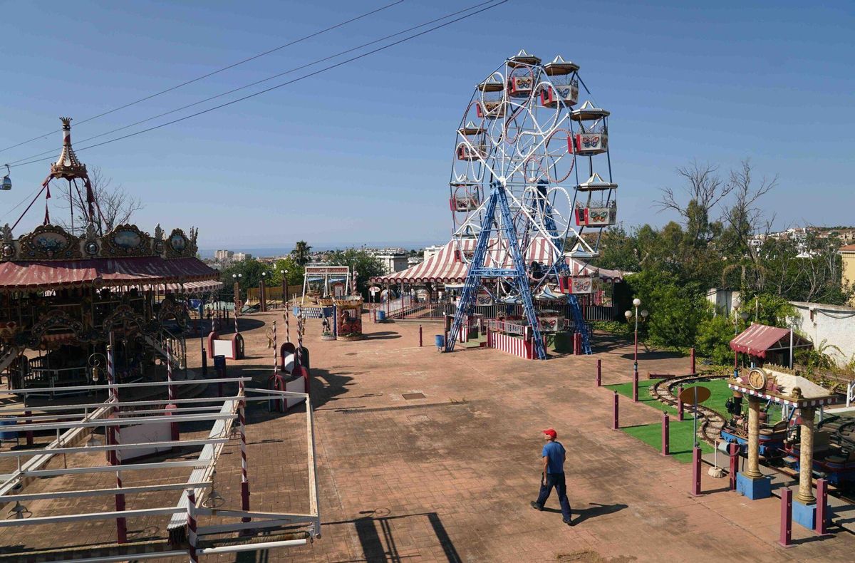 MLG (Benalmádena) 02-07-2025.-Juan Carmona, uno de los cinco trabajadores del parque de atracciones Tivoli que cuida y mantiene tras su cierre desde hace 5 años.