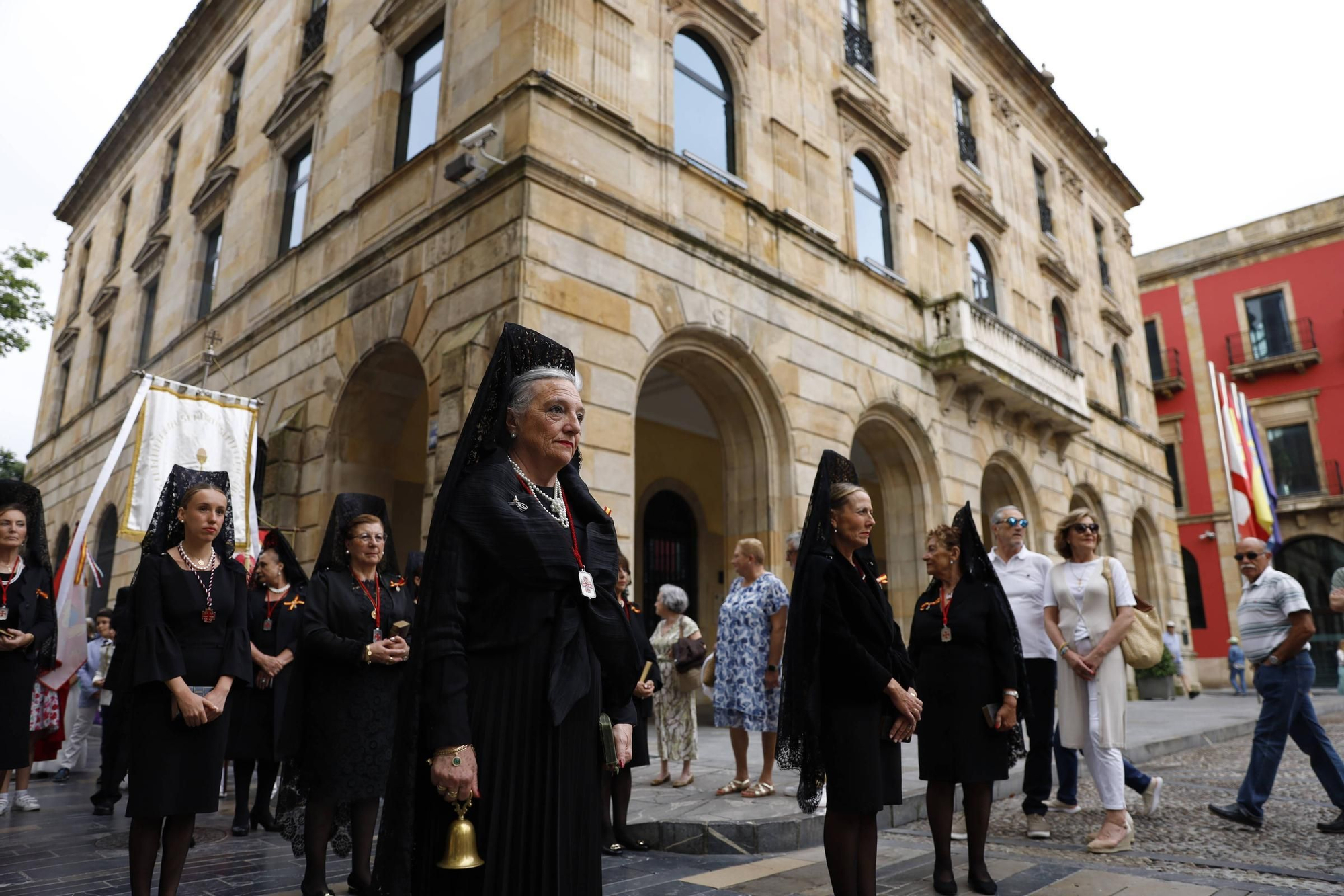 Pétalos, incienso, niños... así fue la procesión del Corpus Christi en Gijón (en imágenes)
