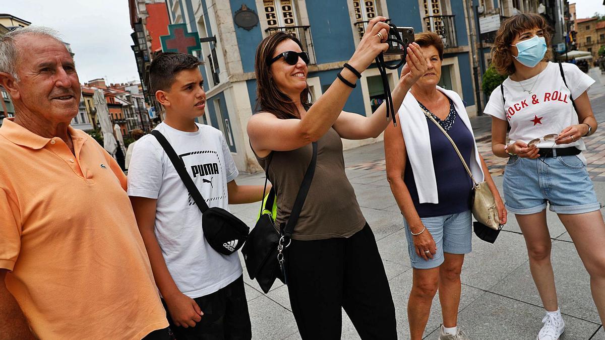 Lorenzo Martín, Juan Vallejo, Gema Martín, Carmen Sanz y Patricia Rico se fotografían en la plaza del Parche. | M. Villamuza