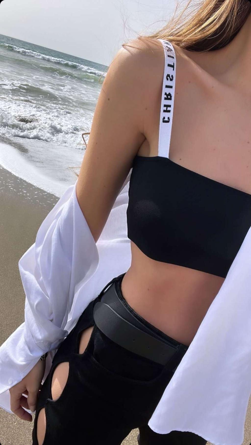 Rocío Osorno con top y pantalones cut out de Zara