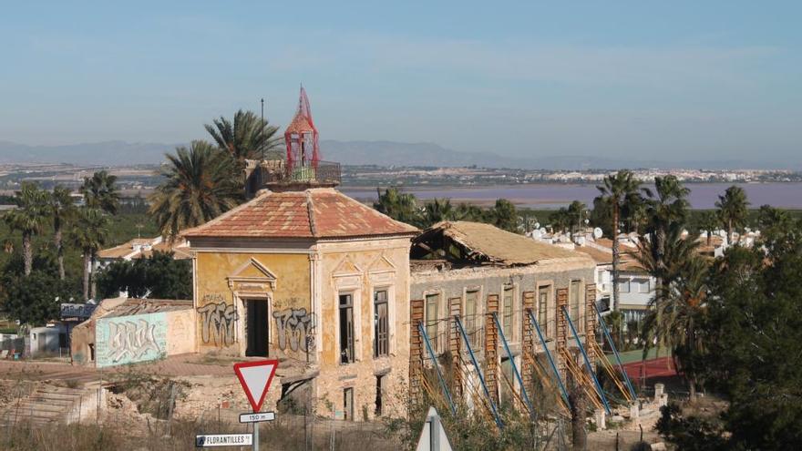 Casa y Torre de Los Balcones con imágenes captadas entre 2008 y 2017 y en el que se observa el deterioro del inmueble.