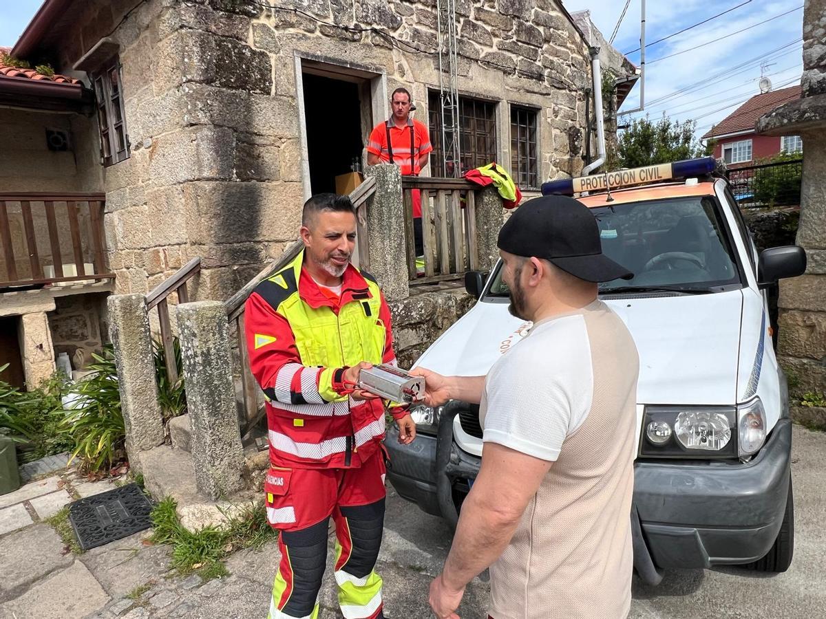 Miguel entregando a Protección Civil de Cangas el aparato convertidor.