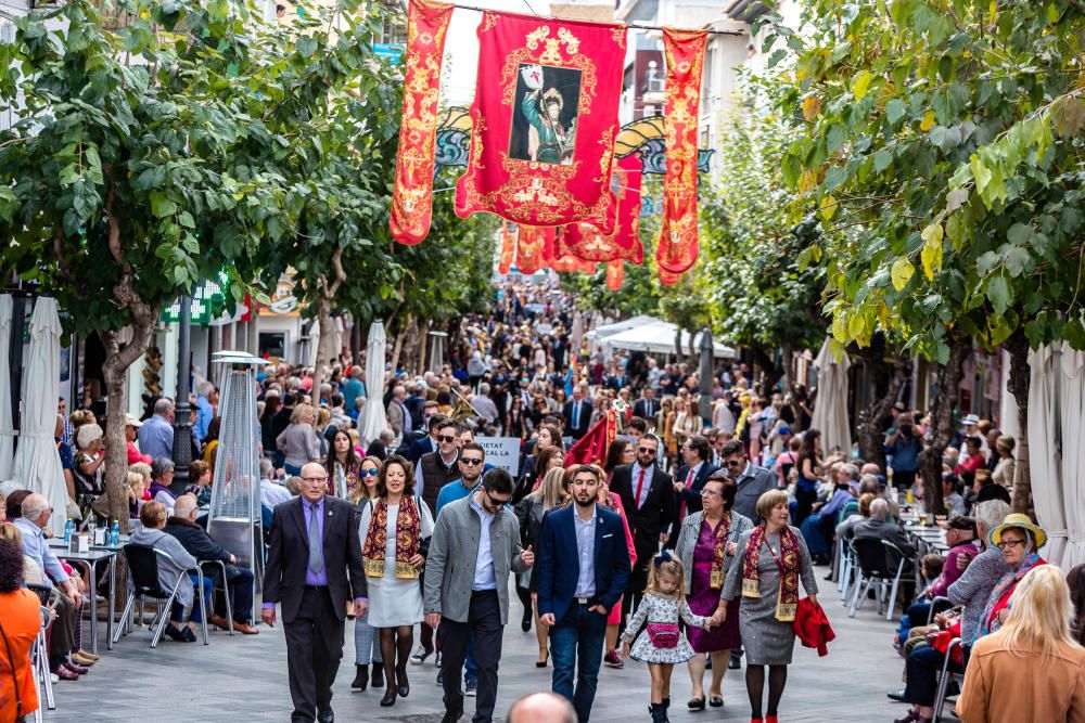 Las bandas marcan el ritmo del arranque de las fiestas de Benidorm.