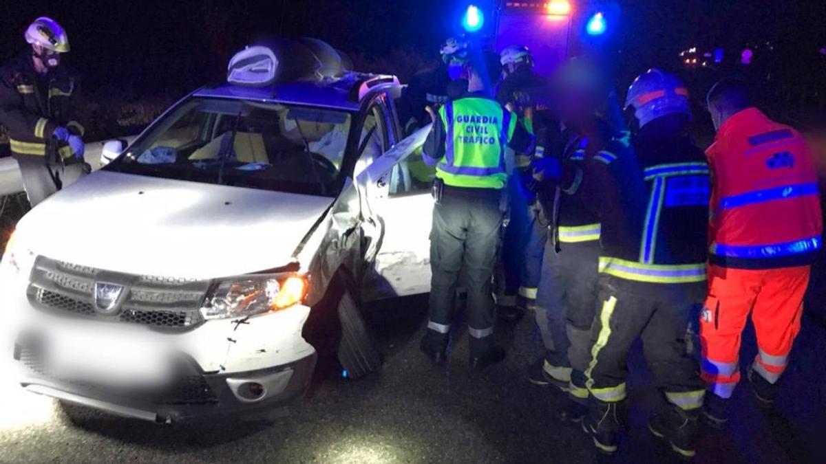 Guardia Civil, bomberos y sanitarios intervienen en el lugar del accidente en la A-4, a la altura de Alcolea.