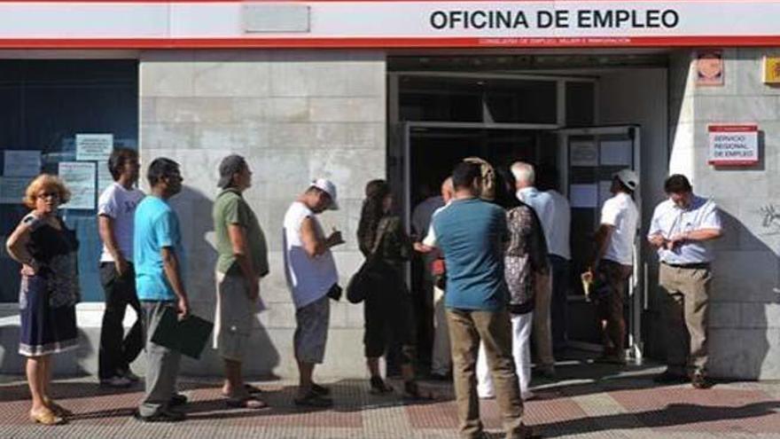 La pérdida de 13.300 empleos en seis meses trunca un año de caídas del paro