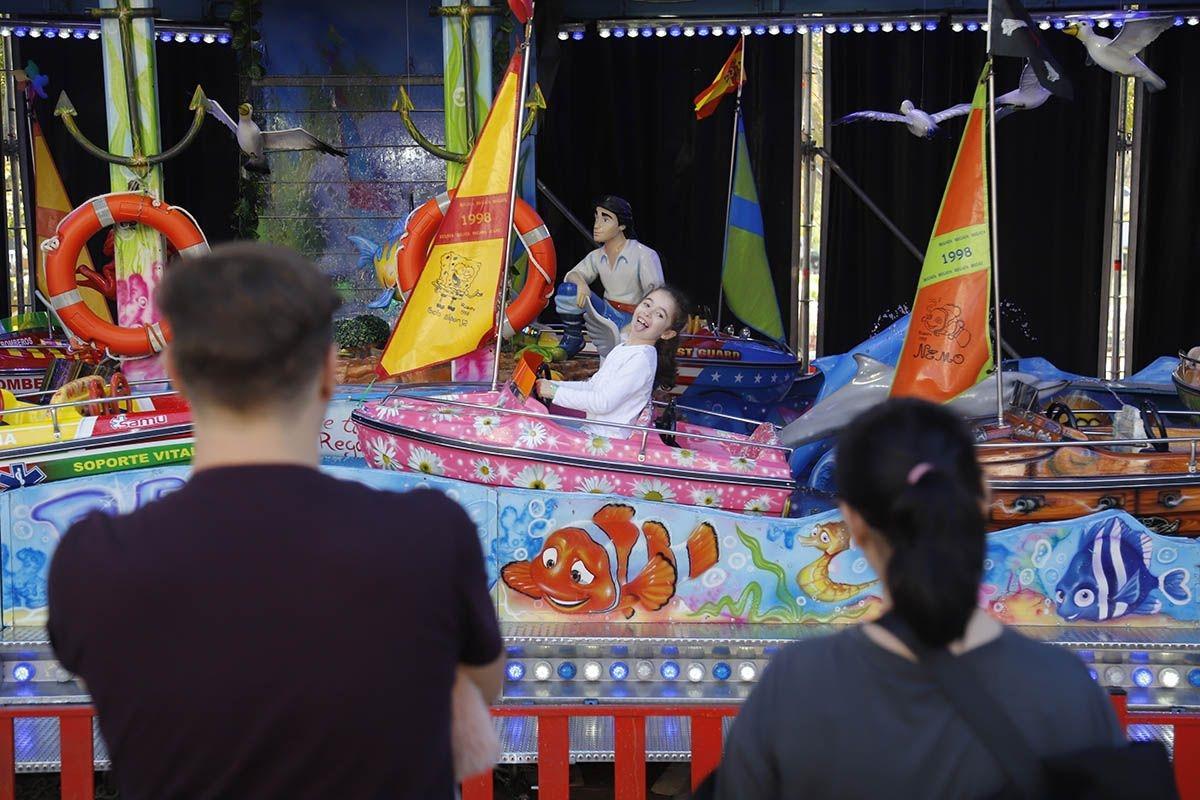 Una niña subida en una de las atracciones de Chiquilandia.