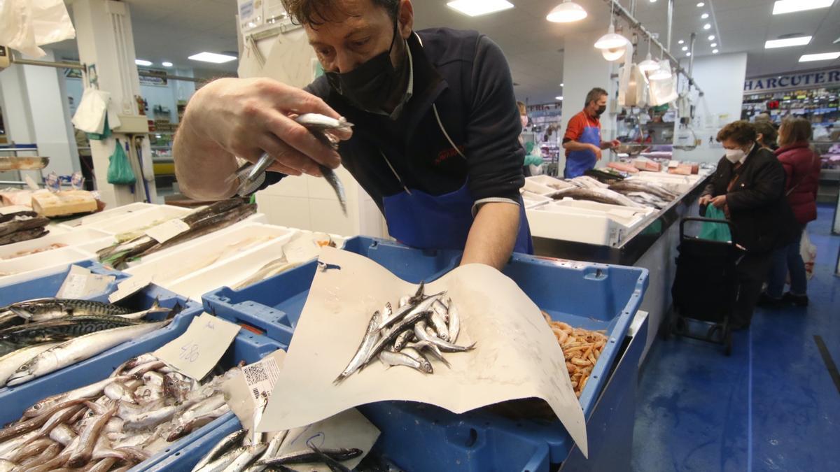 Venta de pescado en un mercado municipal cordobés.