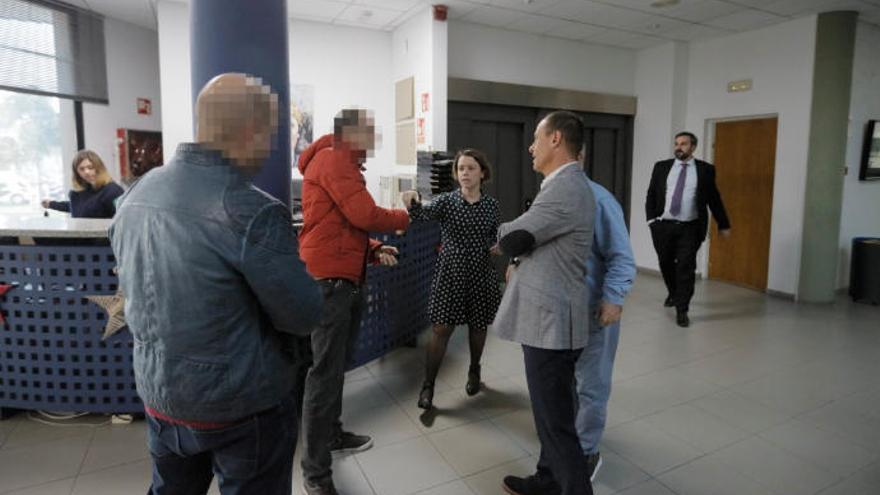 Los agentes han sido recibidos por la directora de Diario de Mallorca, Maria Ferrer; el gerente, Sebastián Oliver; el periodista Kiko Mestre, y el abogado Llorenç Salvà.