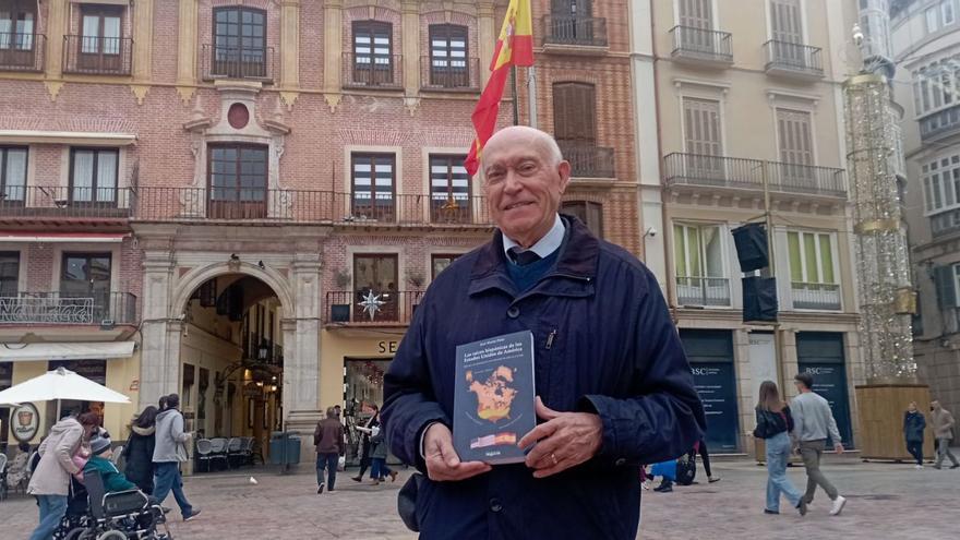 José Martín Pinto, con su nueva obra hace unos días, en la plaza de la Constitución.