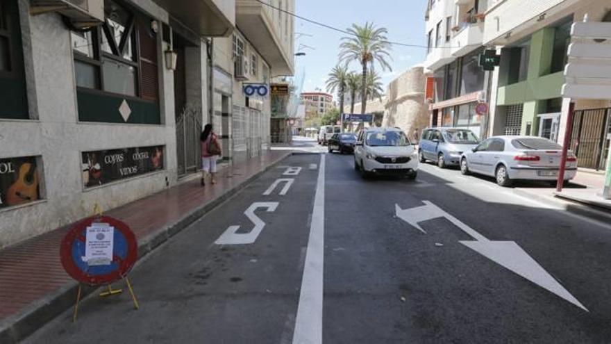 Un coche circulando, ayer, por la calle Almirante Antequera, una de las vías que ha cambiado de dirección, en sentido Santa Pola del Este.