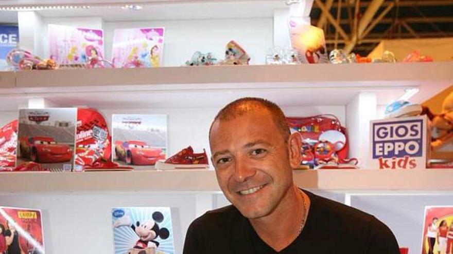 José Miguel Navarro, con varias zapatillas de la colección Disney