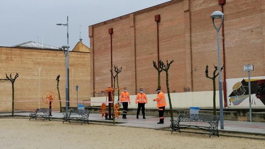 Miembros de Protección Civil realizan labores de seguridad.