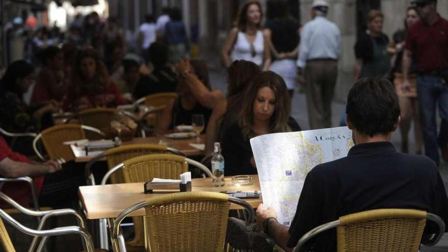 Dos turistas, en una terraza del centro.