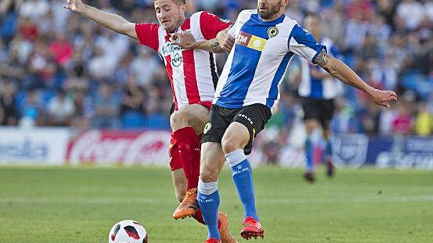 Chechu (Hèrcules) pugna amb un jugador del Logronyès en l&#039;anterior ronda del «play-off».