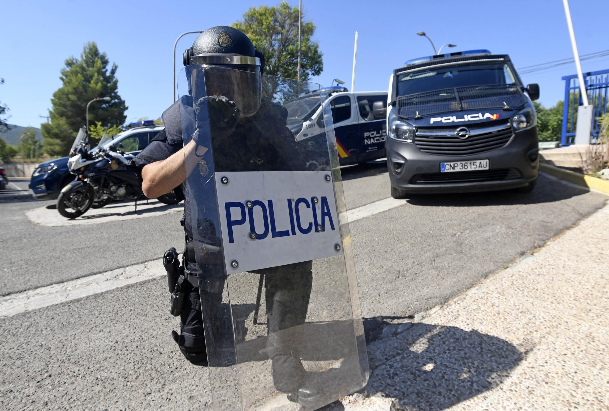 Un componente de la Unidad de Prevención y Reacción, tras su escudo, fotografiado en las dependencias policiales de Sangonera.