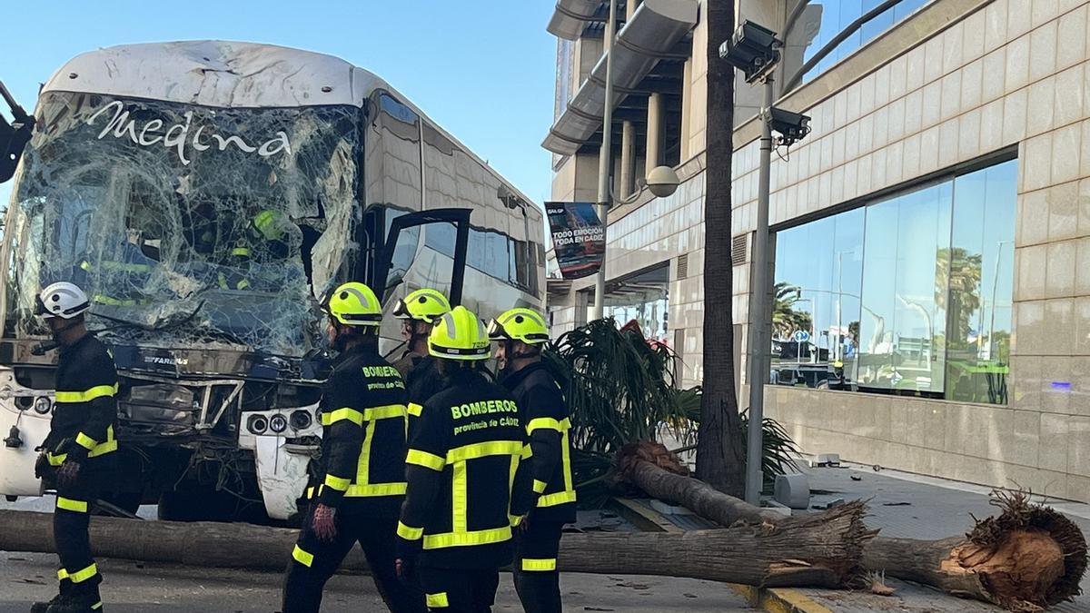 Las imágenes del accidente de autobús en Cádiz que deja tres muertos