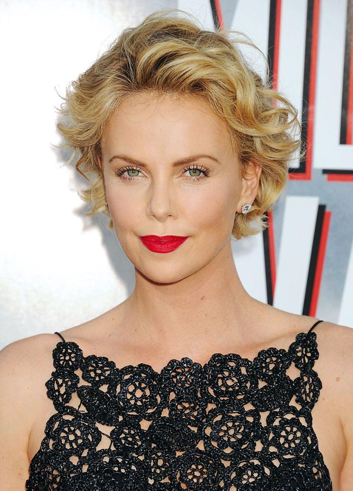 Charlize Theron, pixie blonde