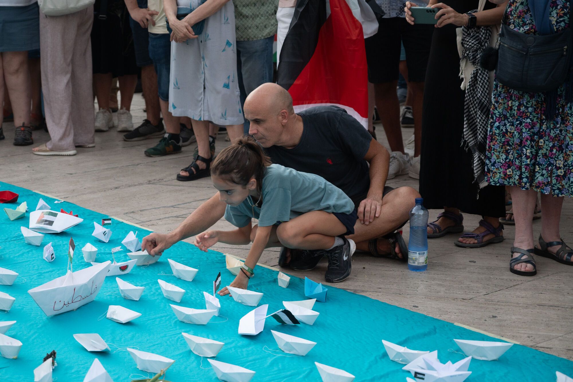 En imágenes | Decenas de barcos de papel surcan la plaza de La Seo para solidarizarse con la flotilla a Gaza