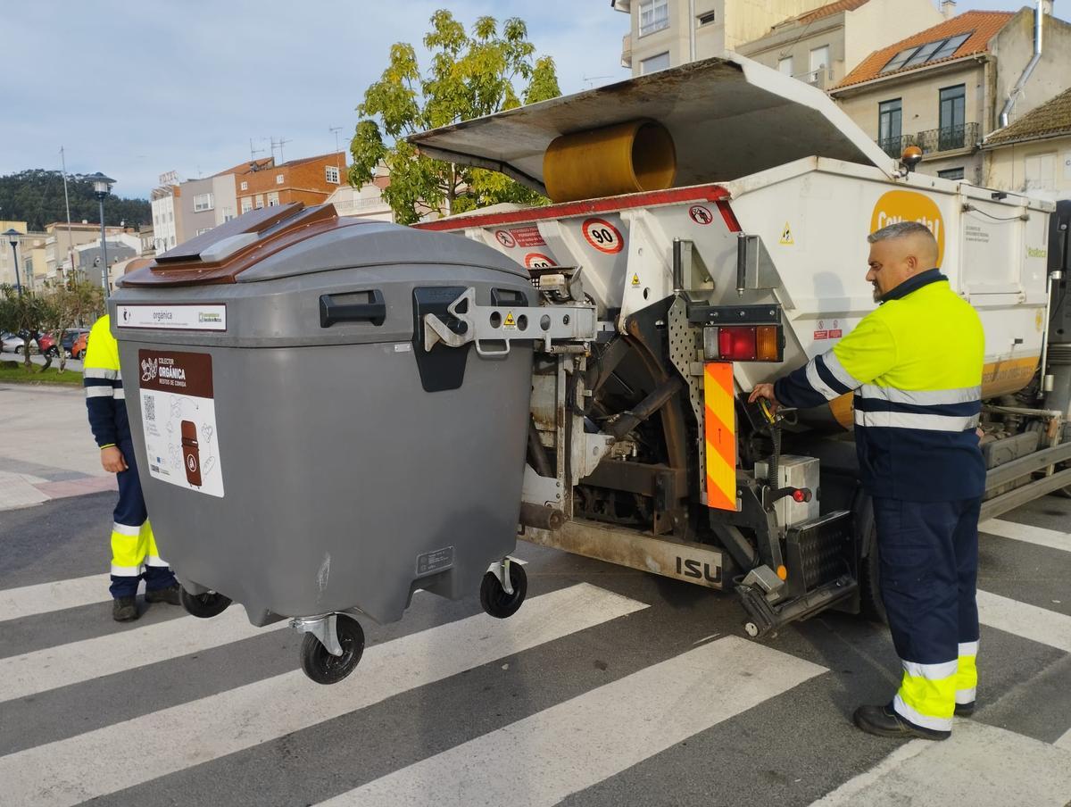 Recogida de biorresiduos depositados en contenedor marrón en el centro de Cangas.